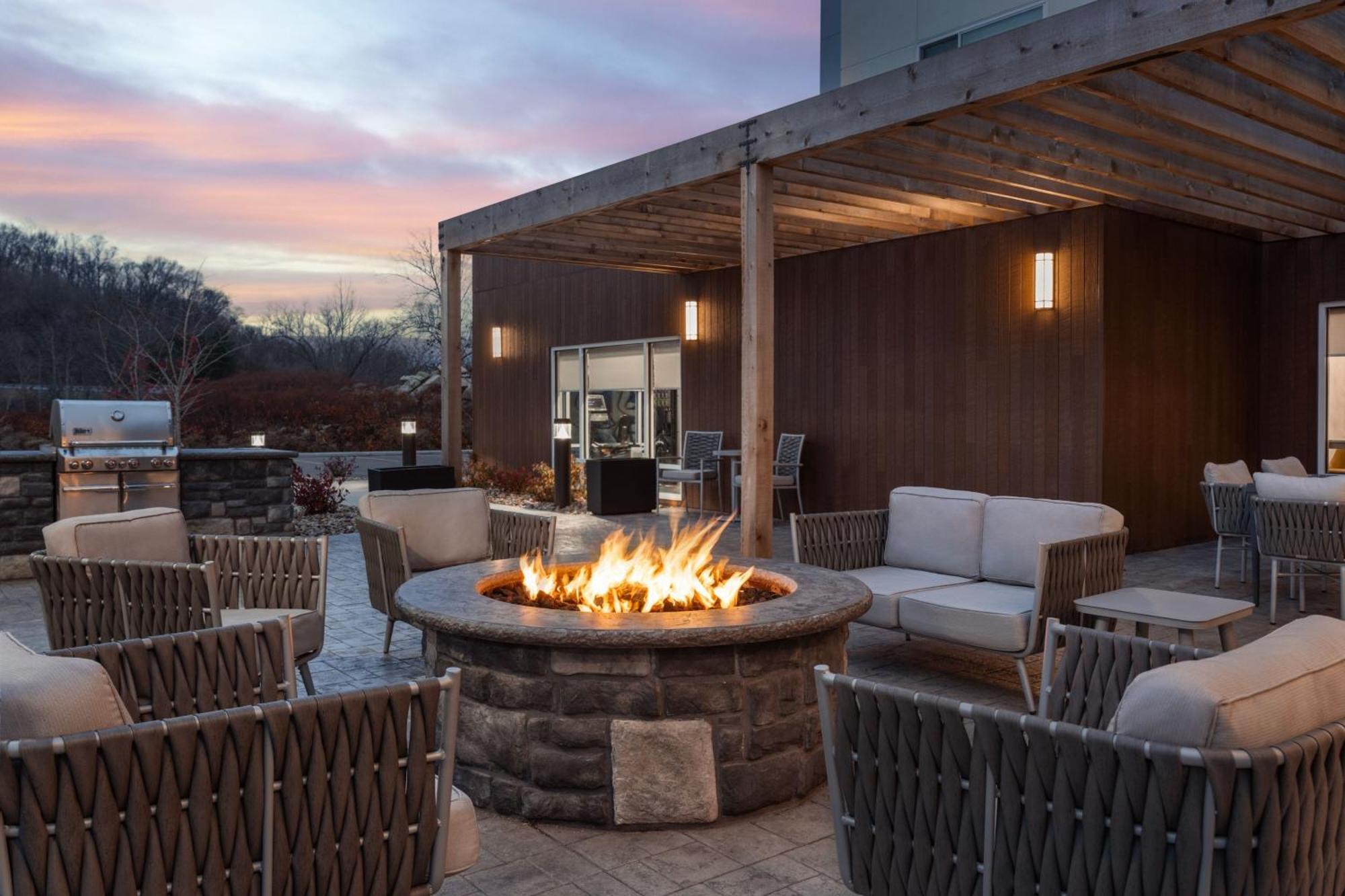 Towneplace Suites By Marriott New Philadelphia Exterior photo